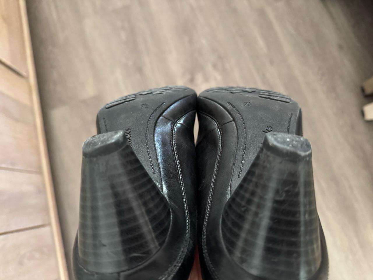 Zwarte leren pumps van Clarks in maat 41,5