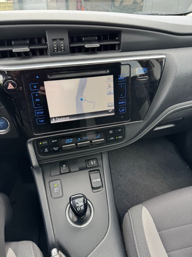 Toyota Auris 1.8 hybrid lease pro