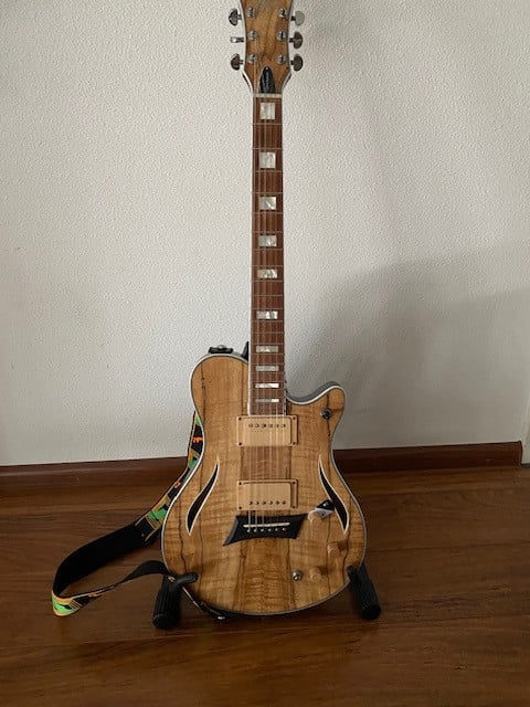 Michael Kelly gitaar plus Spark versterker