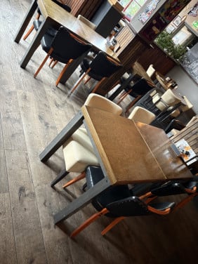 40 stoelen voor drie kratten Heineken af te halen