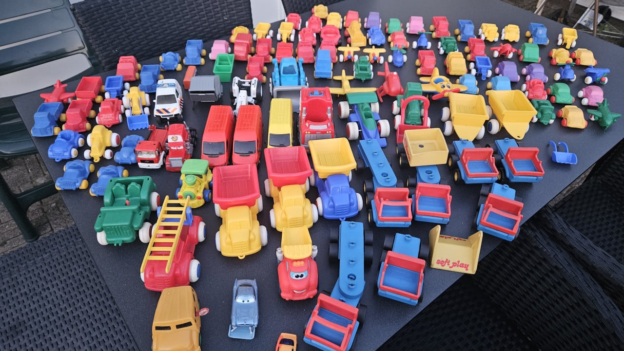 Heeeel veel plastic speelgoedauto's, vliegtuigjes