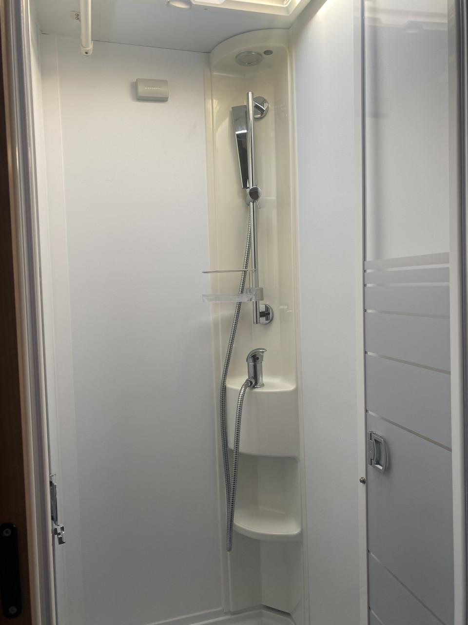 Adria Matrix  670DL  - Luxe gezinscamper vol comfort en vrijheid!