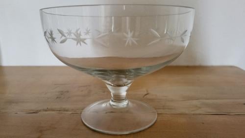 Gegraveerd kristallen schaaltje op voet dia 15 cm