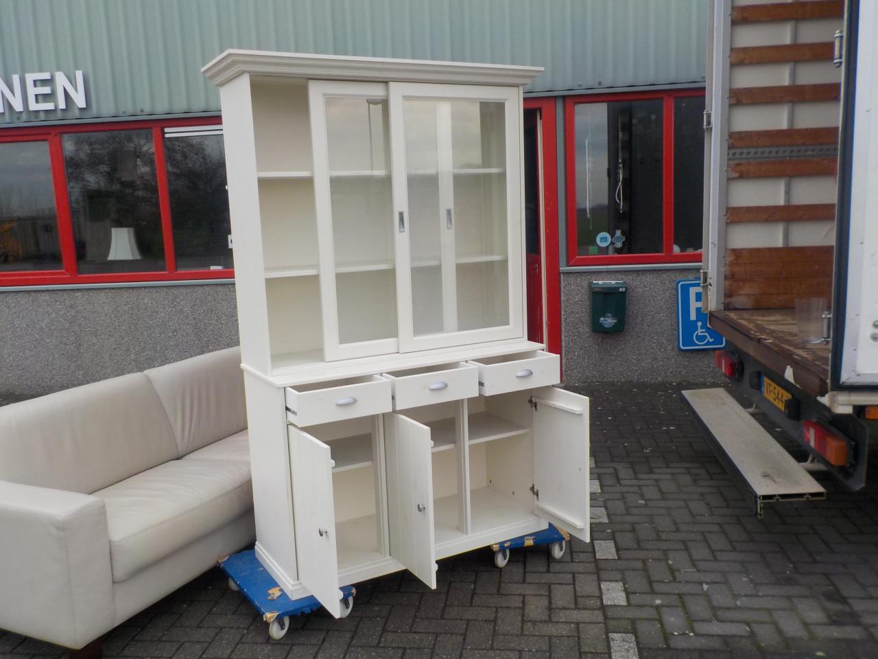 In vrijwel nieuw staat wandmeubel met schuifdeuren en 3 laden