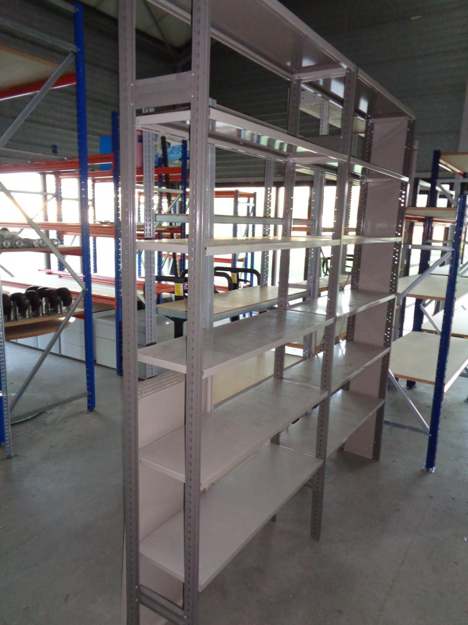 Gebuikte metalen legbordstelling 30 cm diep
