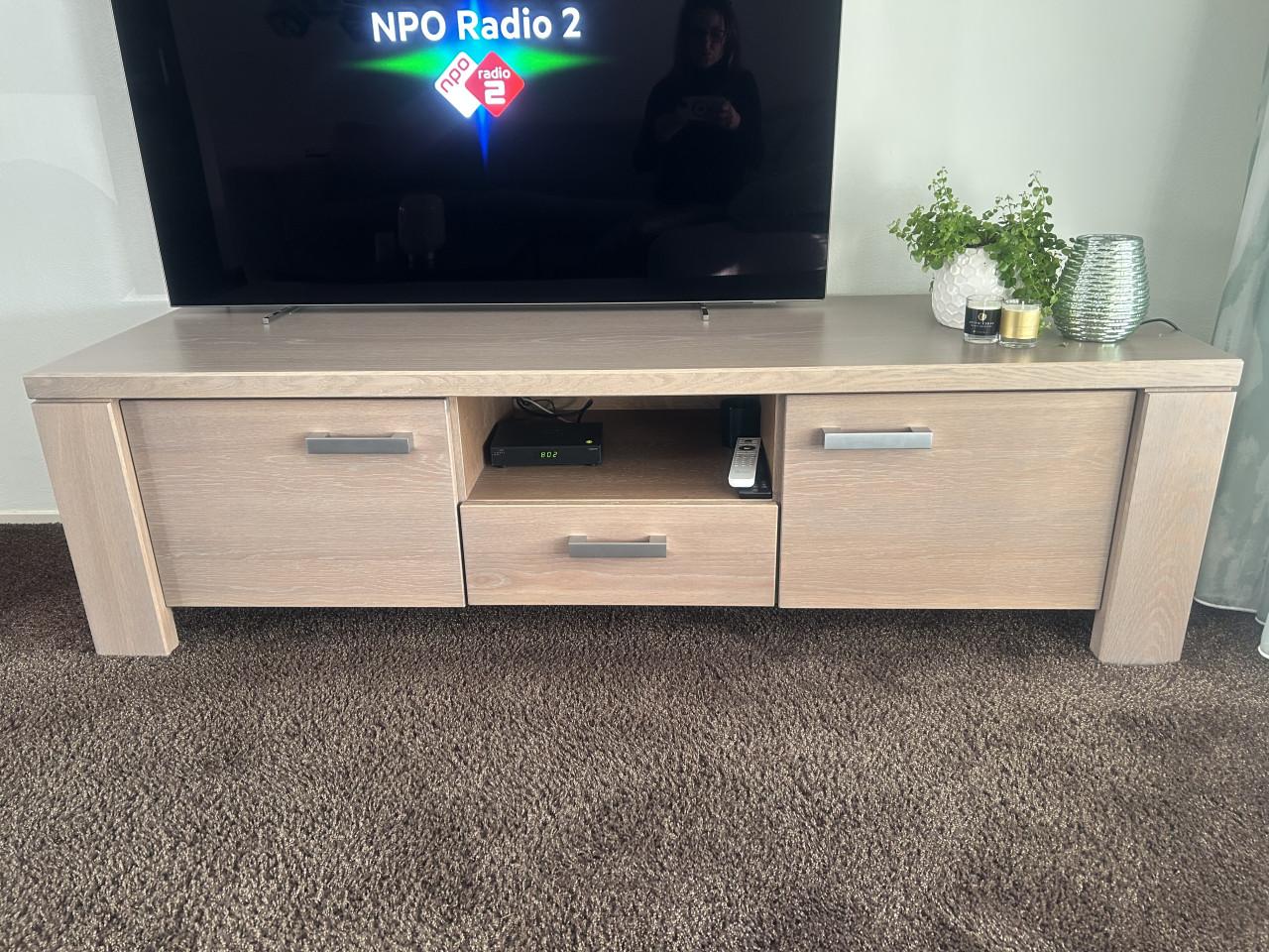 Tvmeubel met vitrine kasten