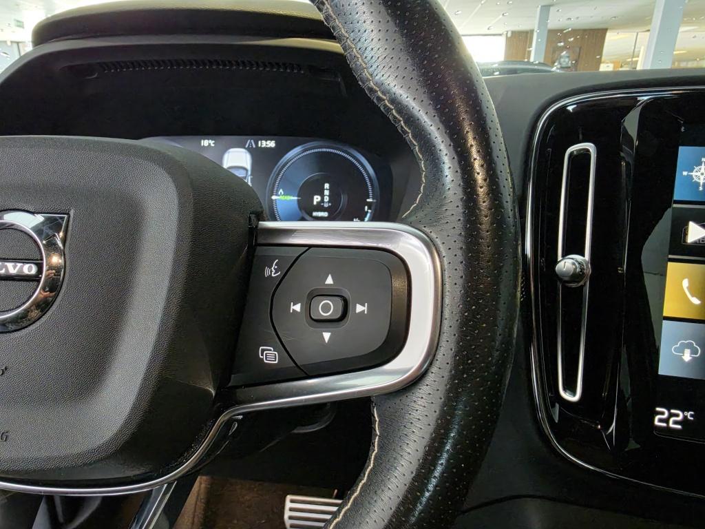 Volvo XC40 r design recharge plug-in hybrid lane assist | trekhaak | camera
