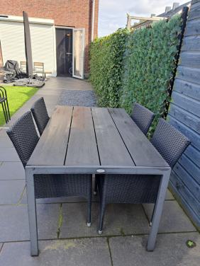 Tuintafel + 4 stoelen incl. kussens