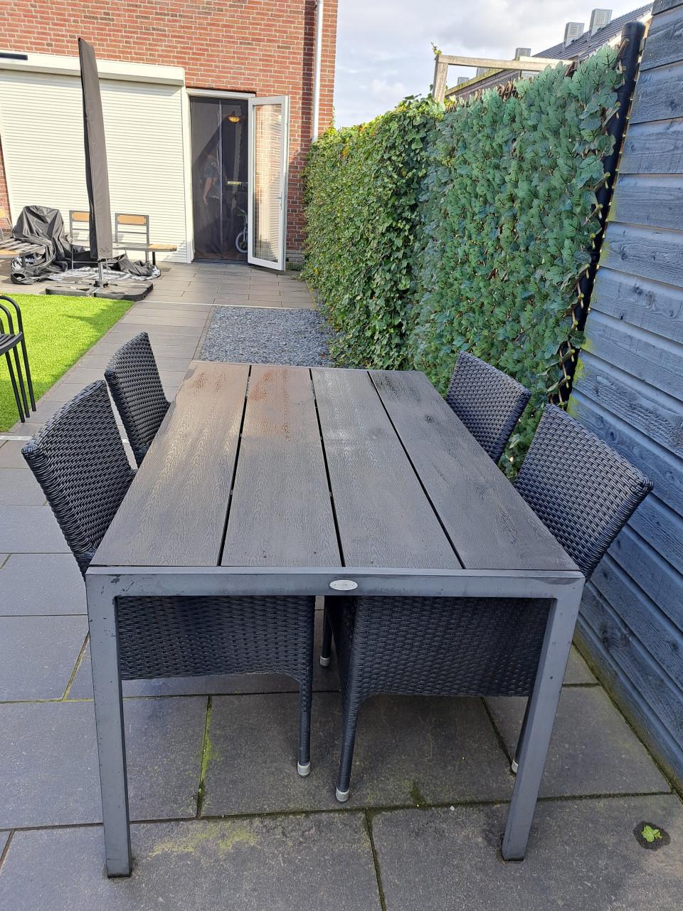 Tuintafel + 4 stoelen incl. kussens