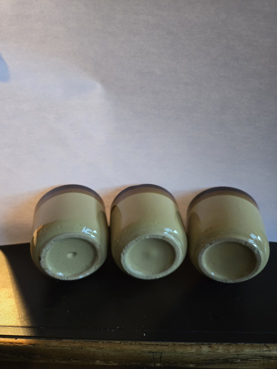 Vintage setje van 3 potjes, bruin. Voor ketchup-mosterd-tafelzuur. Hoog 6cm
