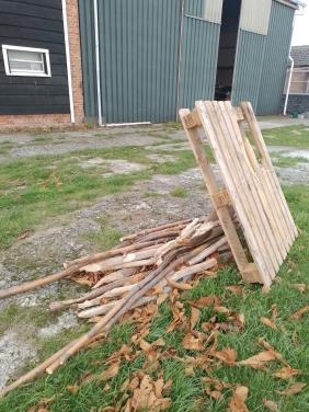 Hout(voor de kachel) Gratis.