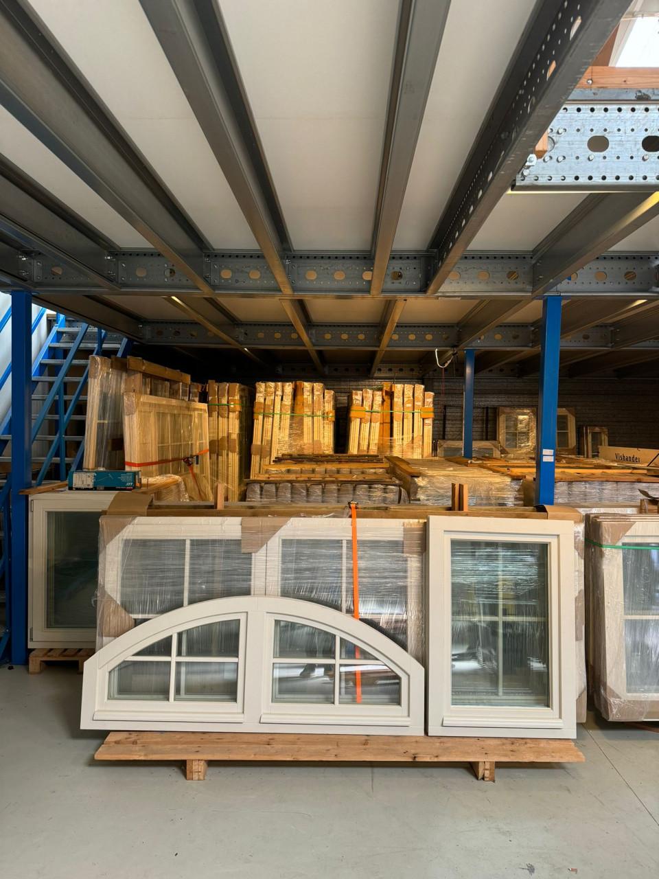 Loods vol nieuwe meranti houten kozijnen