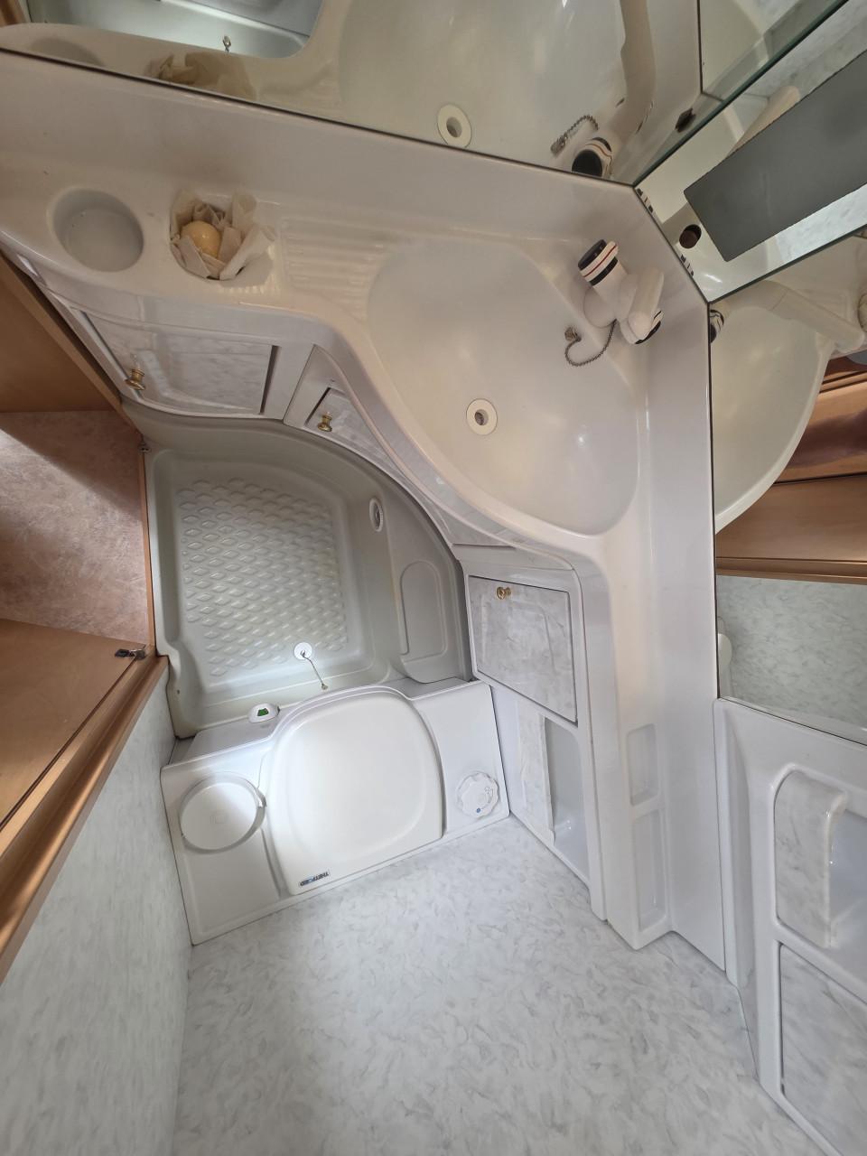 Hobby de luxe 440 met voortent en mover