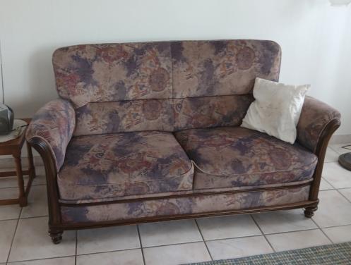 Gratis Bankstel, 3 fauteuils, salontafel, kastje en eventueel vloerkleed