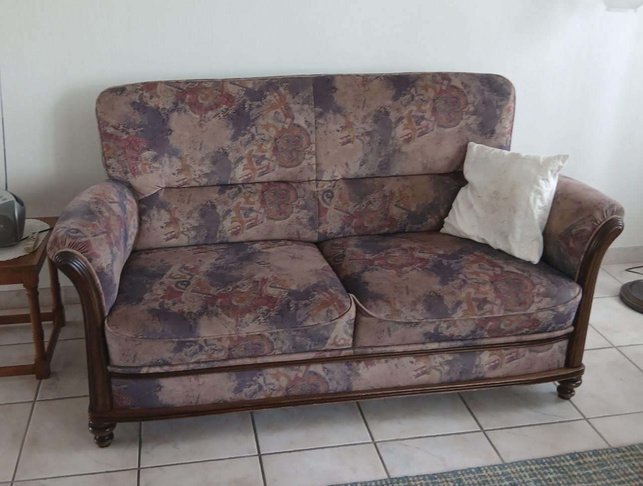Gratis Bankstel, 3 fauteuils, salontafel, kastje en eventueel vloerkleed
