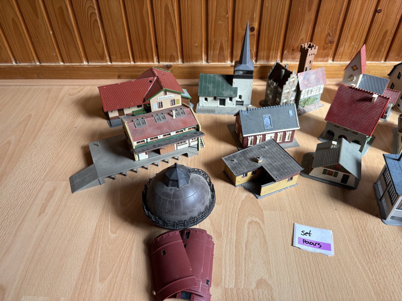 Huisjes voor modelspoor H0 set paars