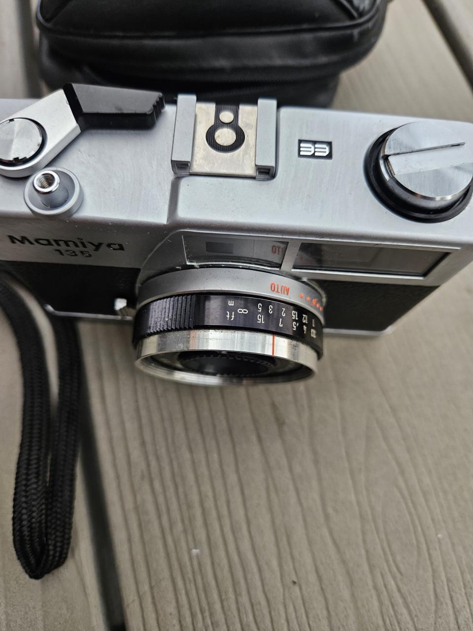 Werkende vintage Mamiya 135 EE meetzoekercamera 35 mm..