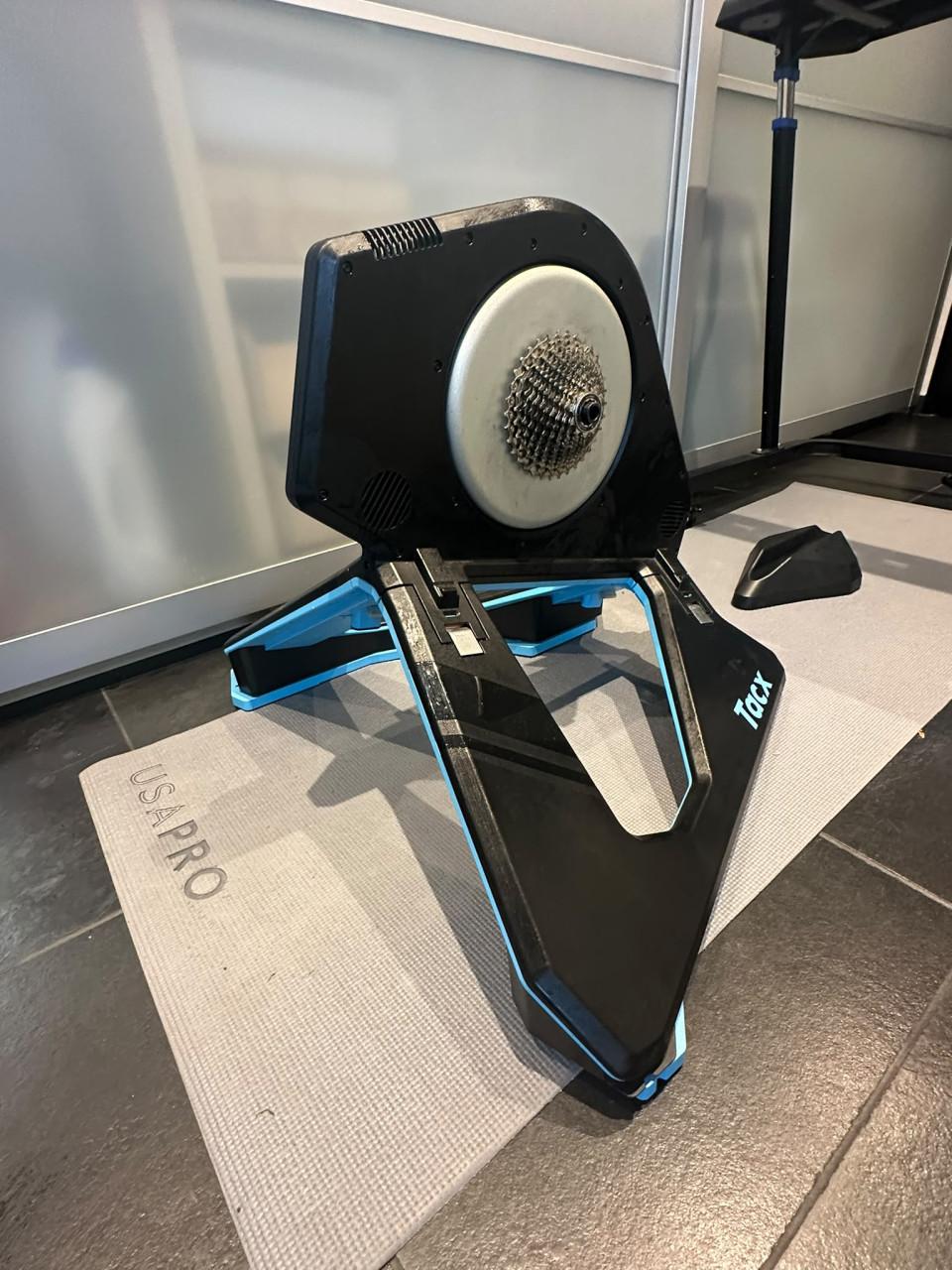 Tacx NEO 2T Smart fietstrainer + Neo Motion Plates + Tafel