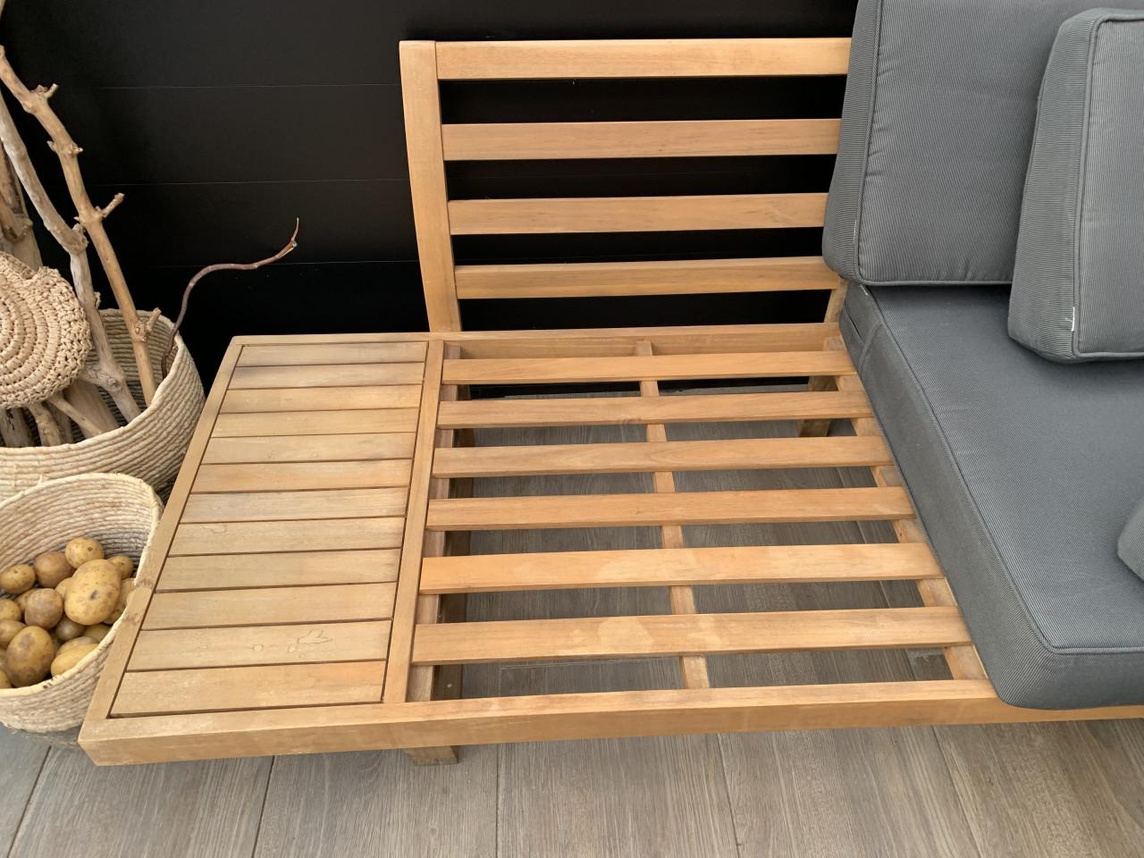 Hardhouten loungeset met kussens en tafel.