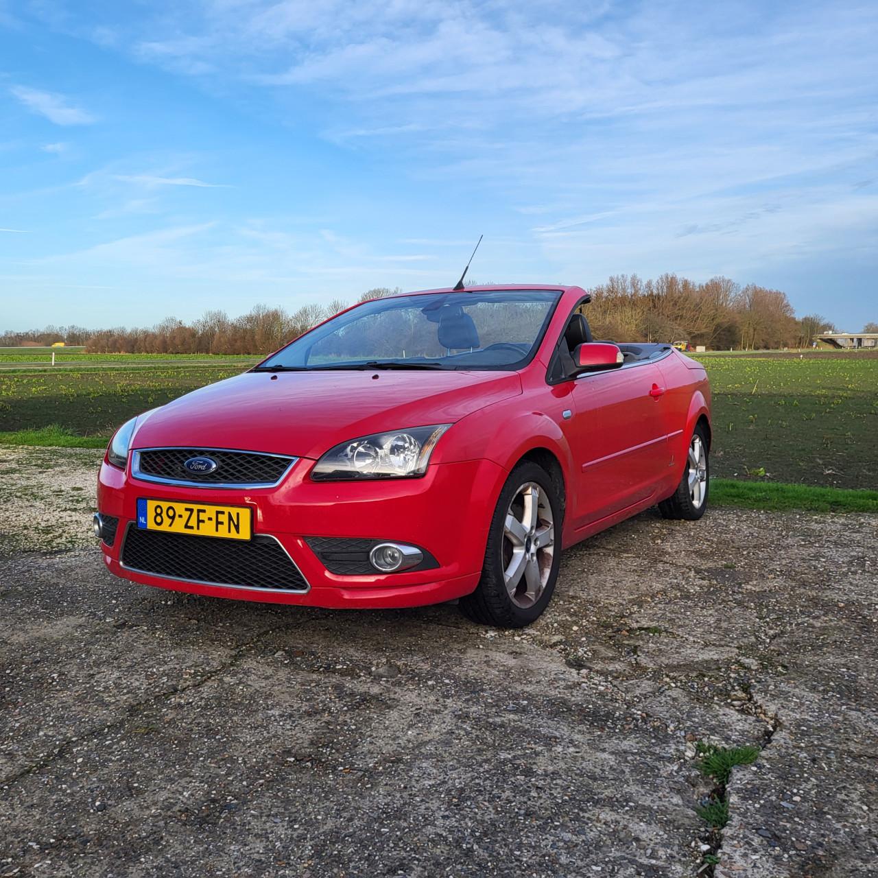Rode Ford Focus CABRIO (hard top)