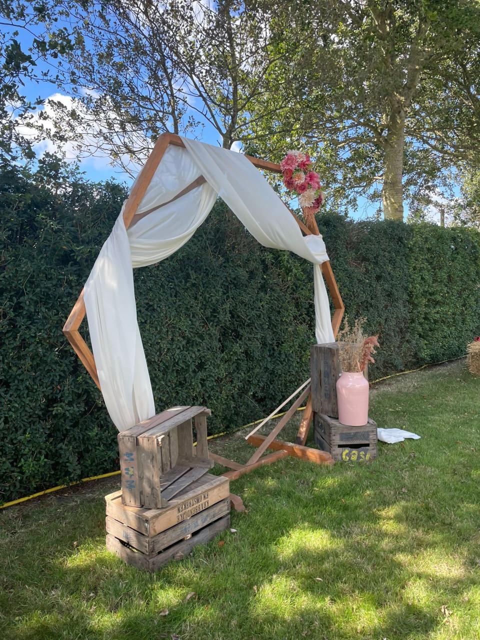 Te huur: houten backdrop + backdrop doek ivoorkleurig