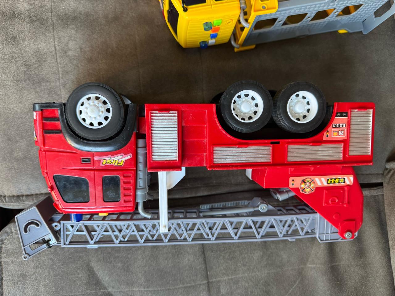 Bundel speelgoed autos vrachtwagen en brandweer