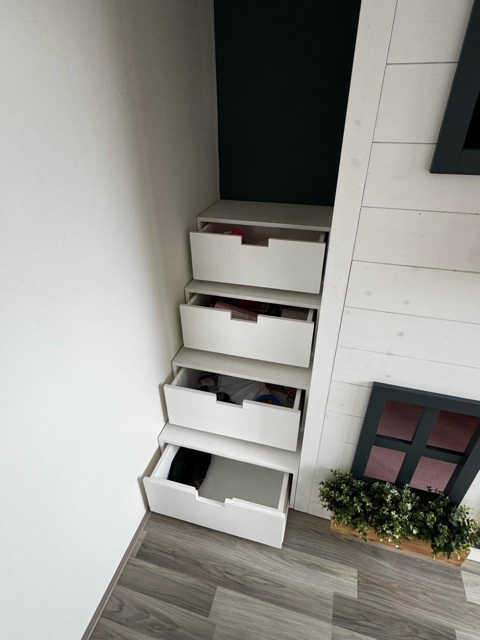 Uniek speelbed / huisjesbed met glijbaan, trap & lades