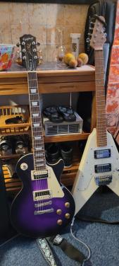 Vox gitaar ( Gibson Flying V model )  + voet pedalen