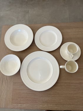 Te Koop: 32 delig cremekleurig Wedgwood Windsor serviesgoed