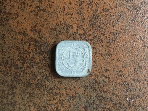 Oorlogsmunt te koop uit 1941. Vierkant.