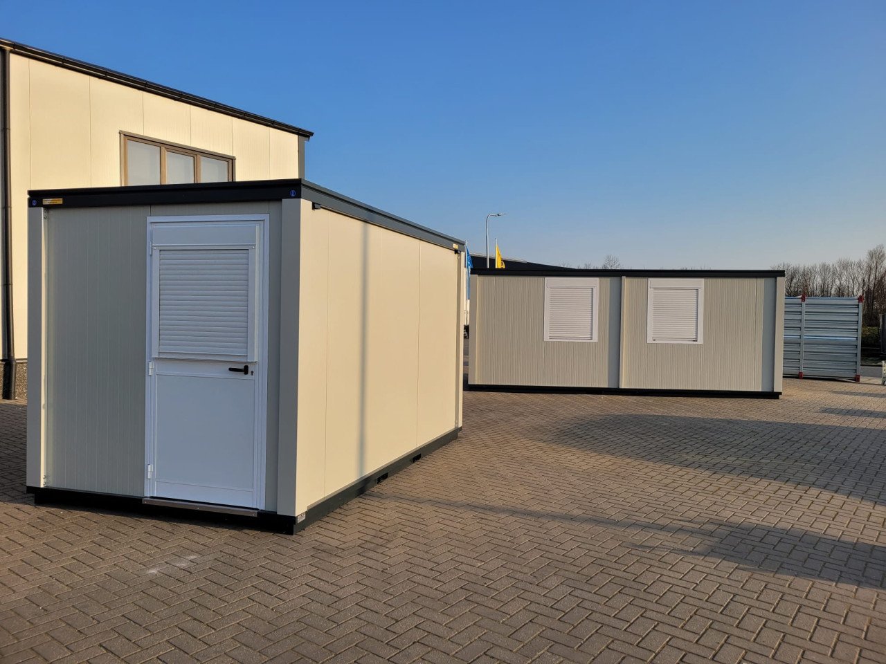 Geïsoleerde unit te koop, raam en deur op iedere gewenste positie