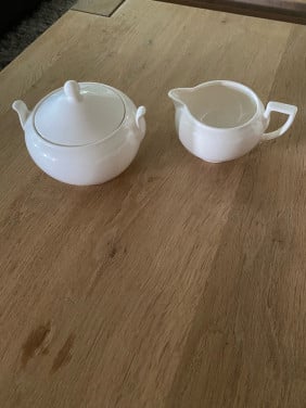Wedgewood traditional Queensware suikerpotje en melkkannetje
