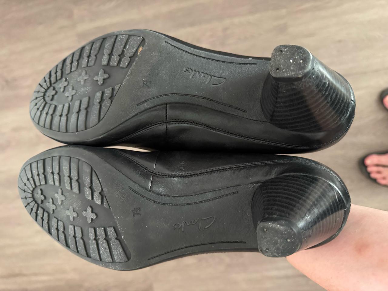Zwarte leren pumps van Clarks in maat 41,5