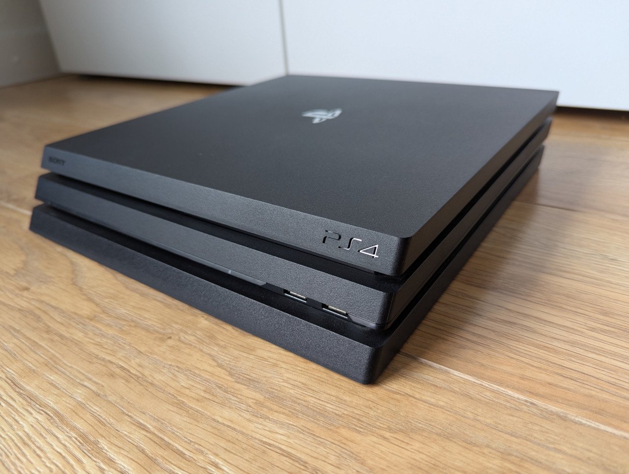 Playstation 4 Pro + 4 DualShock controllers