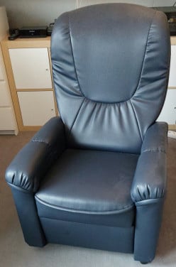 2 Relaxstoelen, donkerblauw kunstleer.