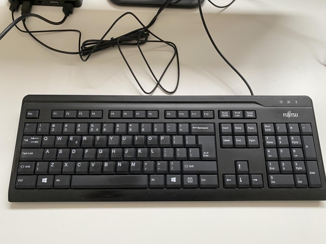 Thuiswerkplek met monitor - toetsenbord- muis - hub