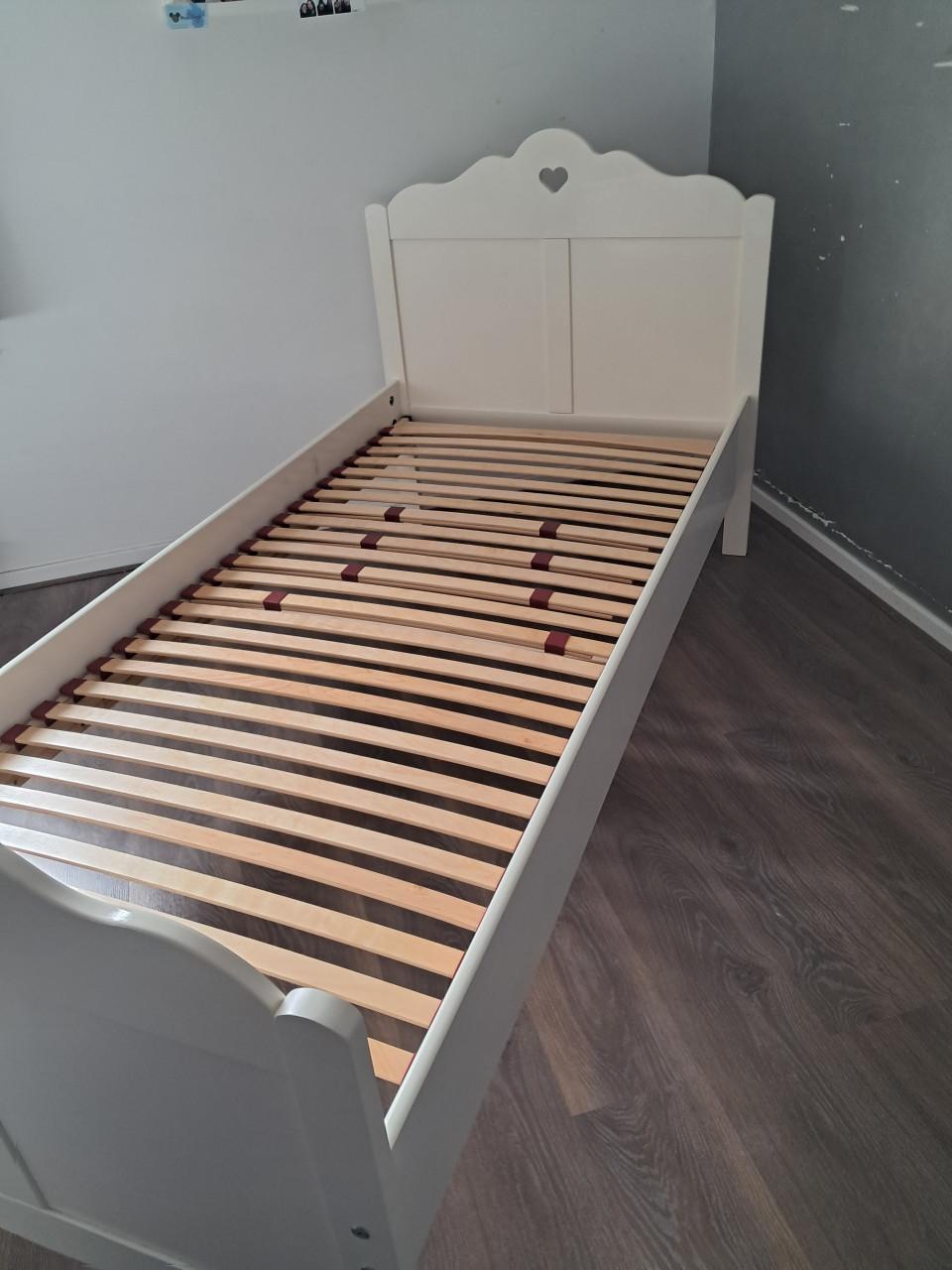 1 persoons meisjes bed inclusief lattenbodem en nachtkastje