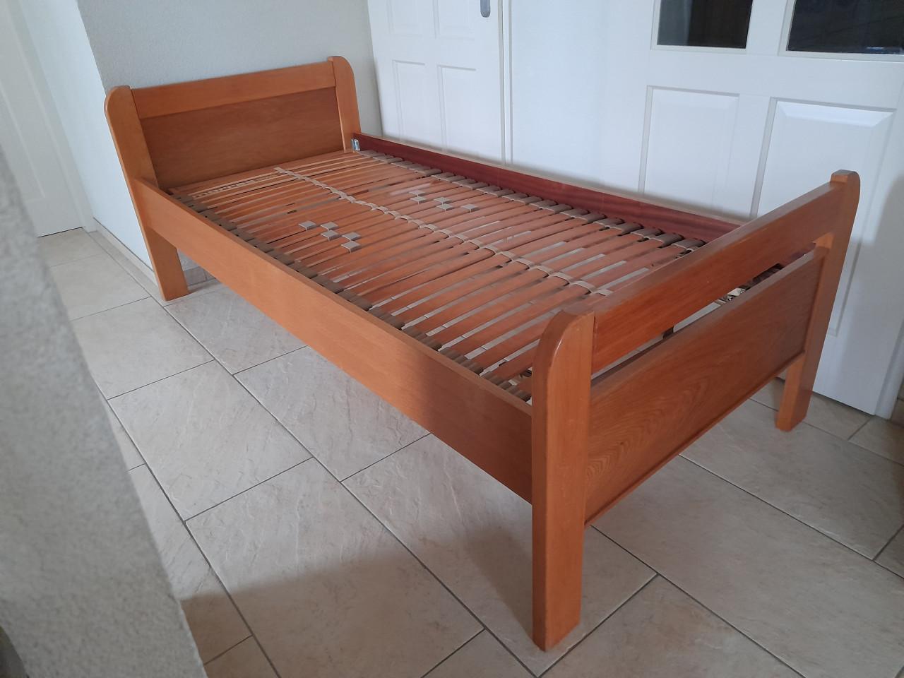 1 Persoons bed 90 x 200 met verstelbare lattenbodem (in goede staat)