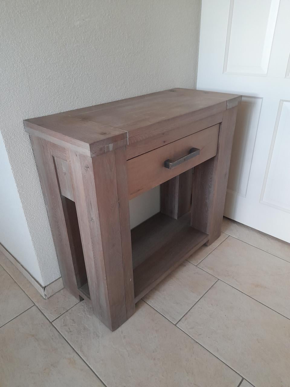 Side table 84 x 36 x 78H (in goede staat )