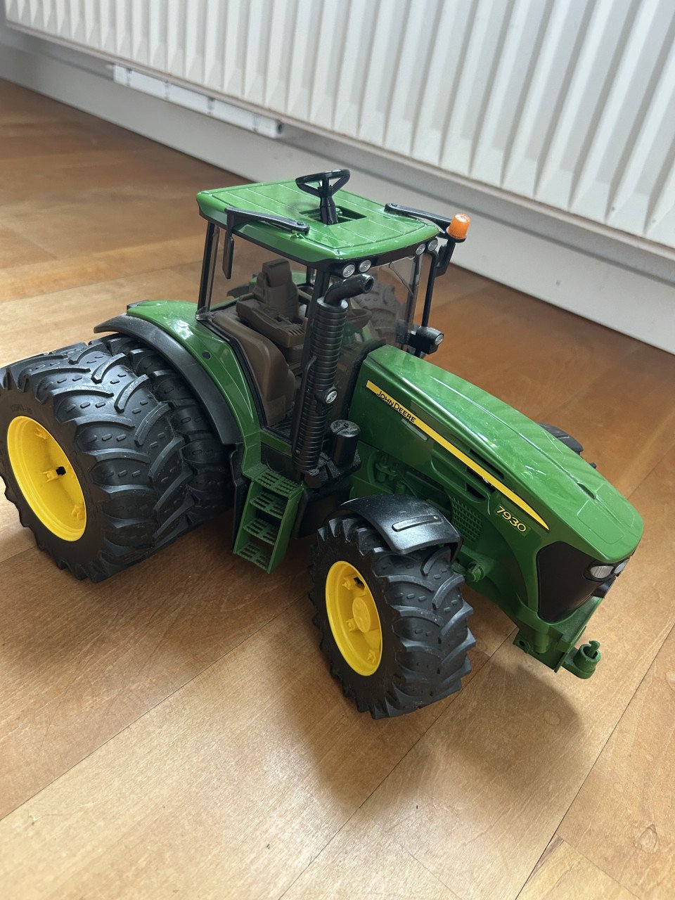 Bruder John Deere 7930