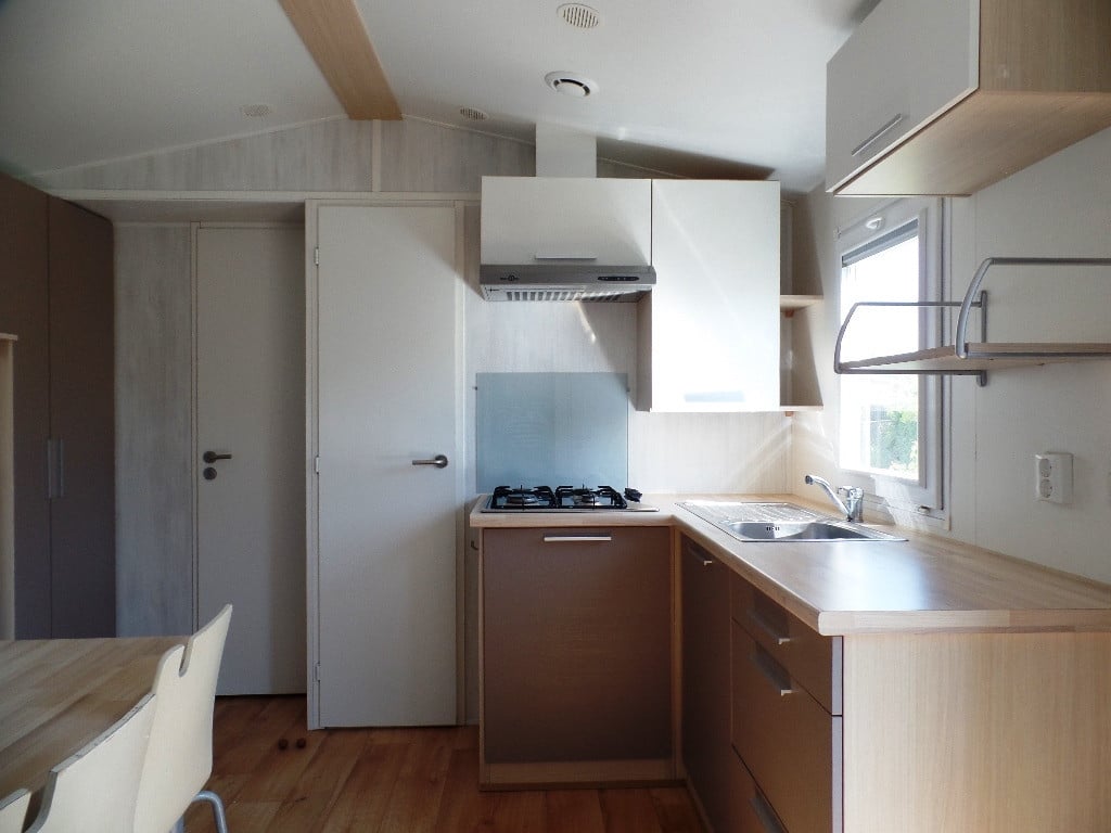 Keurig chalet met middenkamer op kavel camping nabij Grevelingenmeer