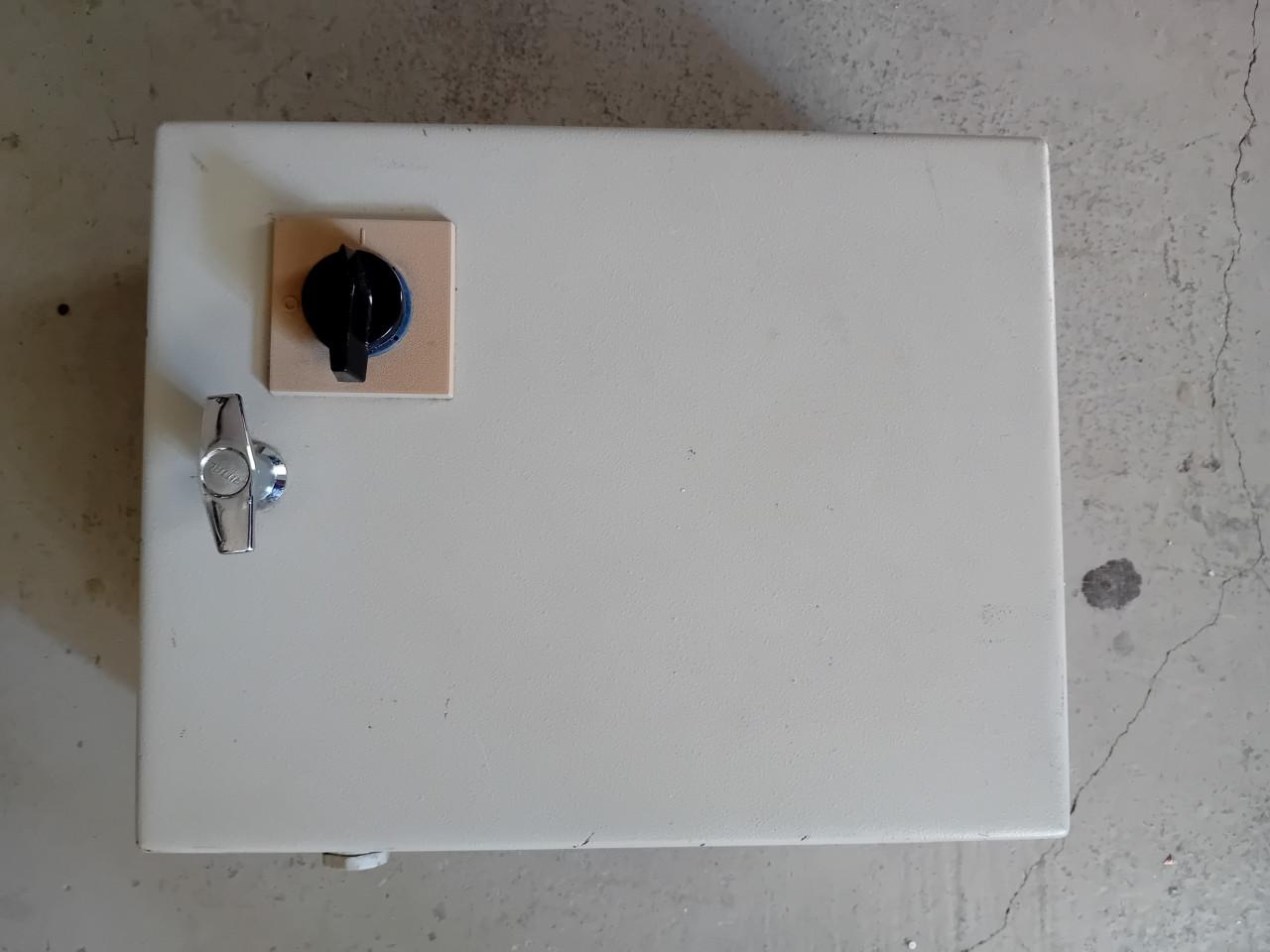 Groepenkast 6 gr. 16 A met krachtautomaat 16 A en hfdsch. 63 A.