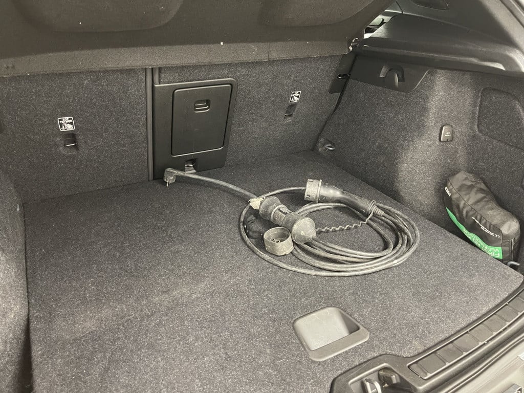 Volvo XC40 1.5 t5 recharge r-design | thunder grey | pano | trekhaak | 262p