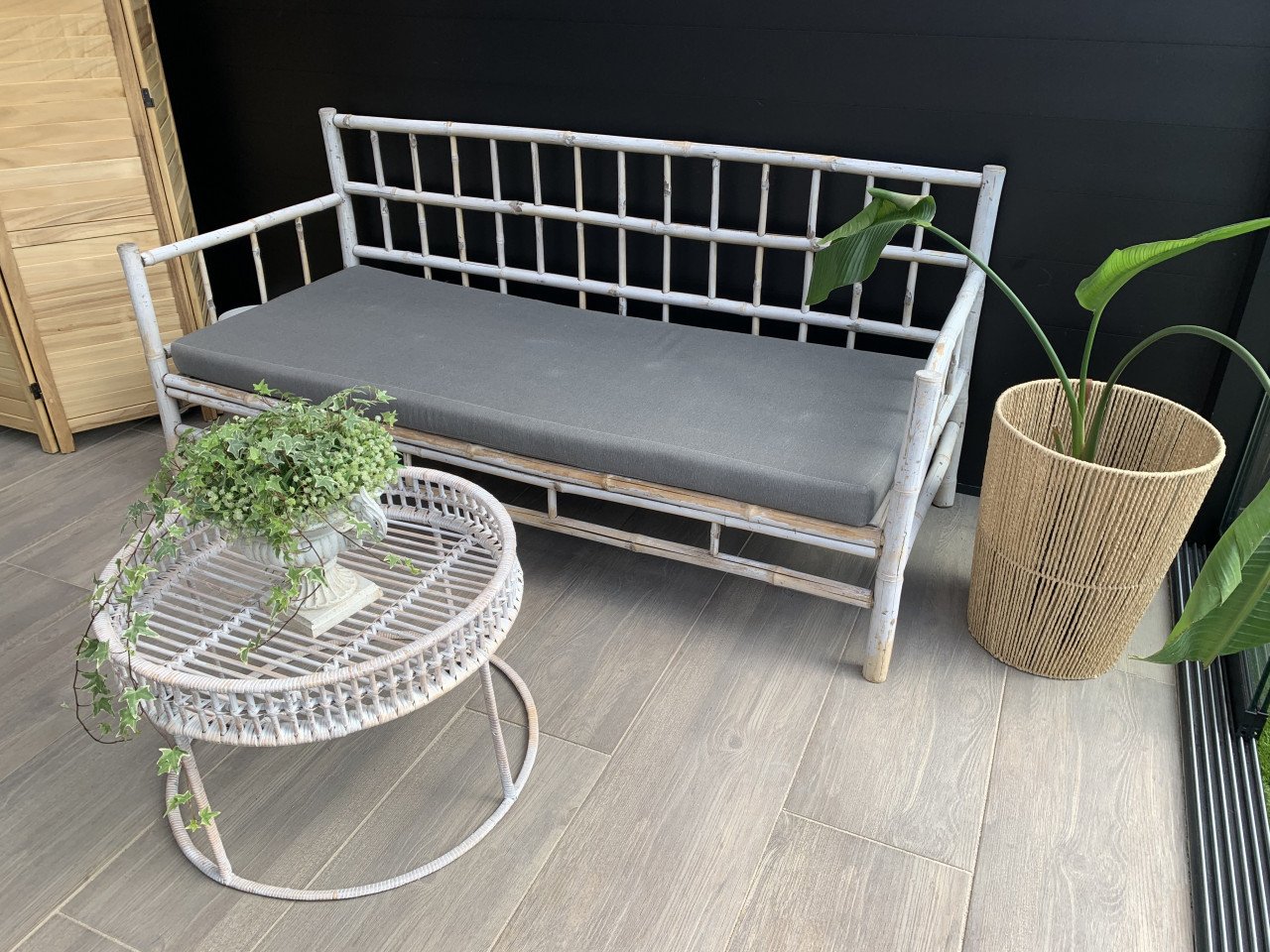Loungebank en tafel van bamboe, met kussens.