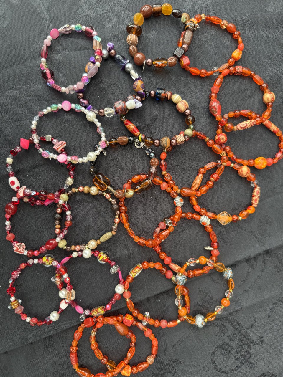 Armbandjes en Sleutelhangers. NIEUW met GLAZEN kralen. Passen altijd.