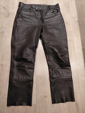 Zwarte leren Motor broek van het merk Arizona by Louis.