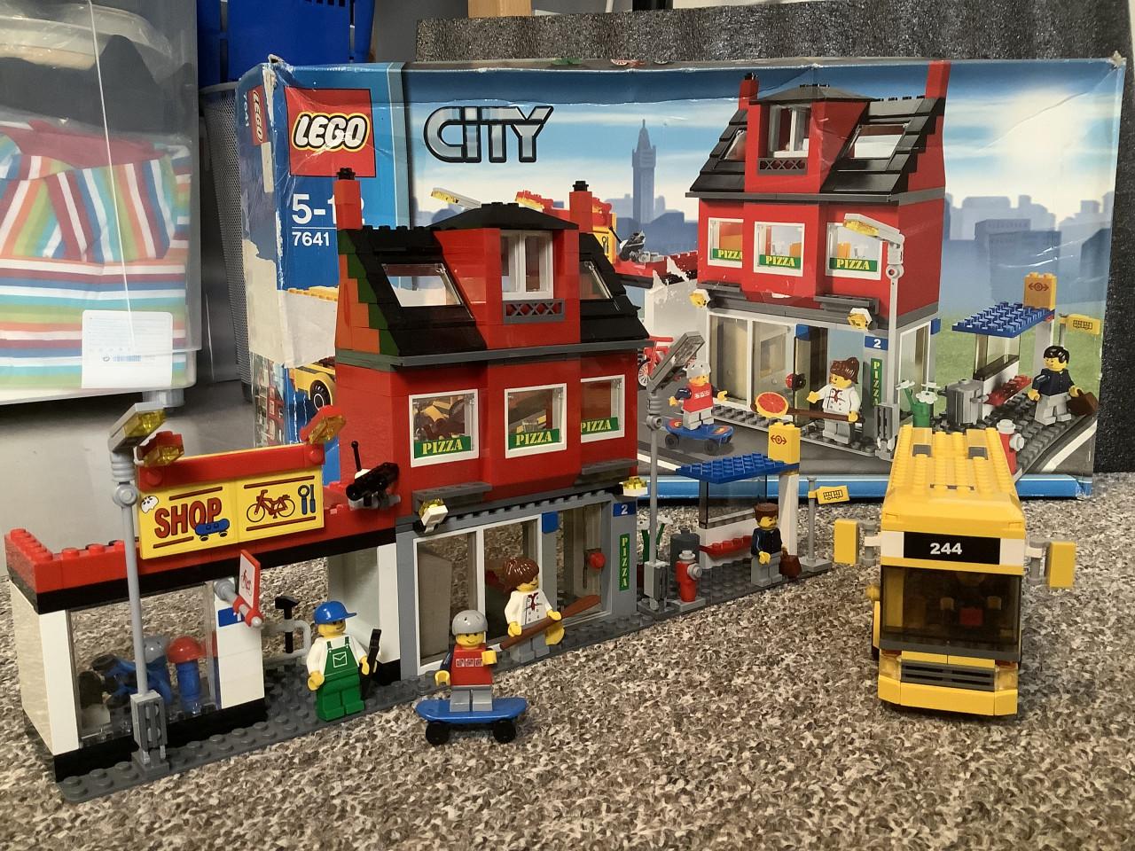 Complete Lego City set 7641, winkelstraat met bus. Met boekjes en doos