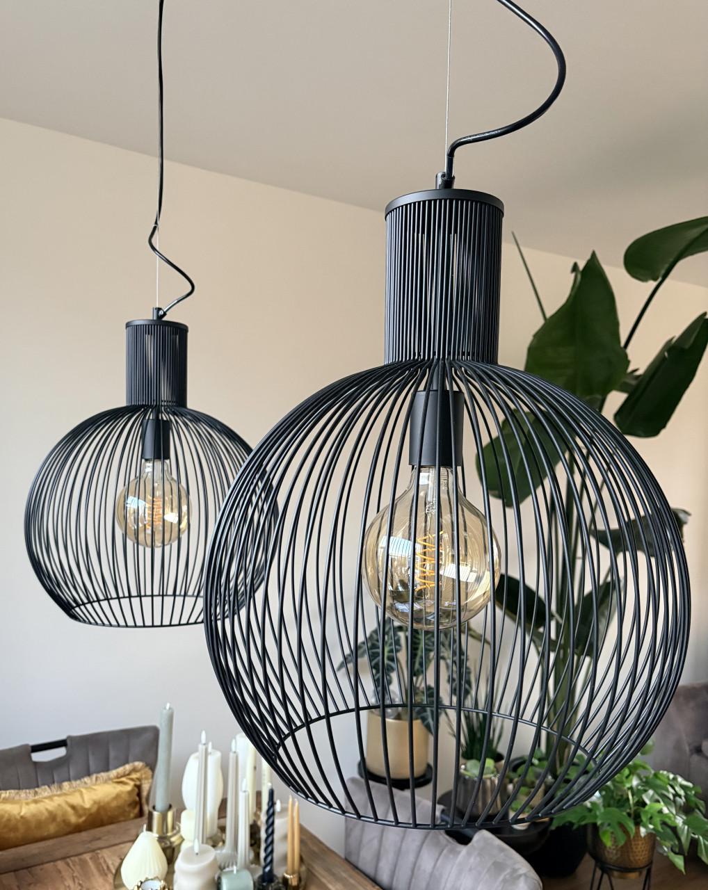 2 zwart metalen hanglampen (prijs per stuk)