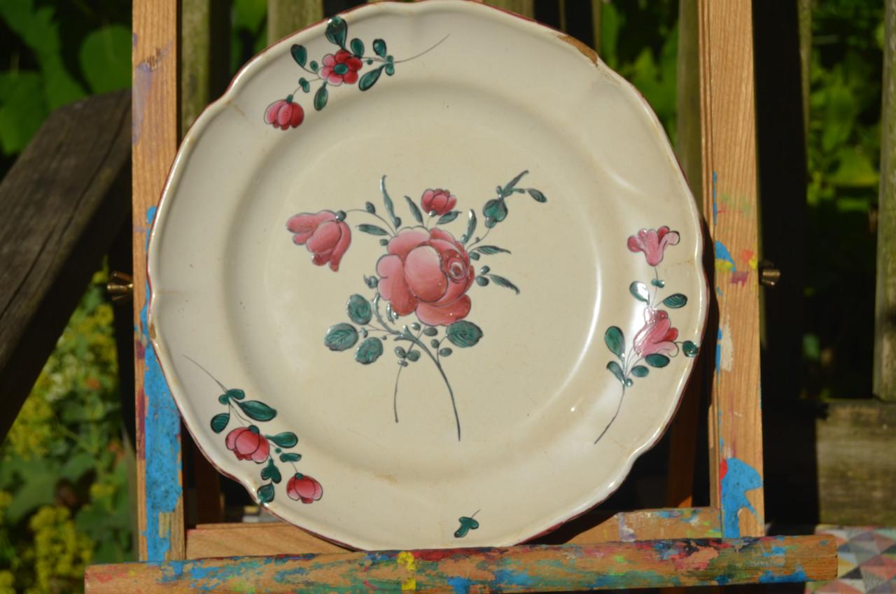 Div. aardewerk borden floraal decor op 1 na 19e/20e eeuw (2)