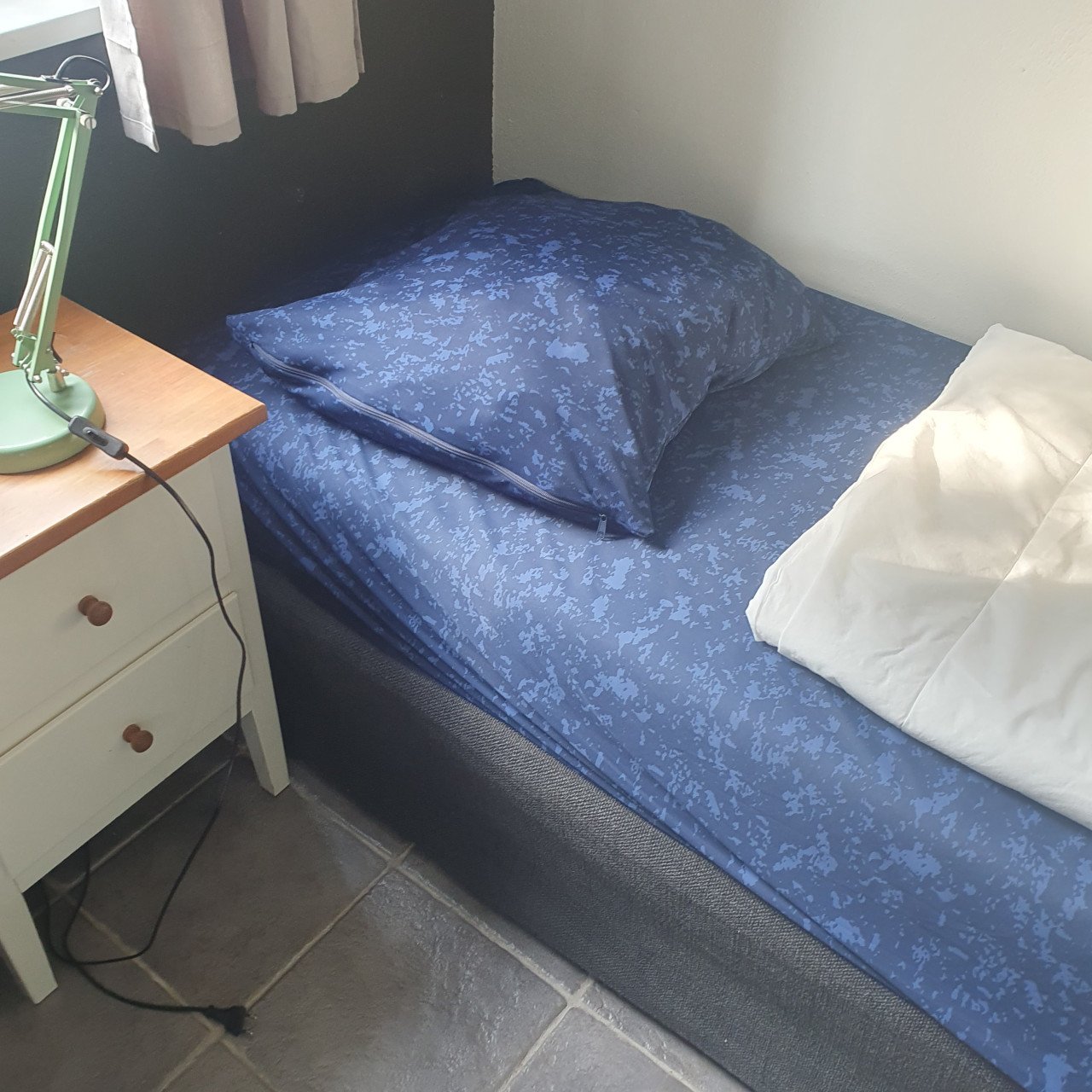 Bed. Uitschuifbaar van 1 persoons naar tweepersoons